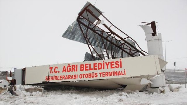 Buzda Kayan Otobüs, Otogar Kapısını Yıktı