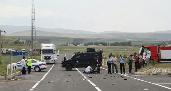 Ağrı’da motosikletle kamyonetin çarpışması sonucu 2 kişi öldü, 2 kişi yaralandı.