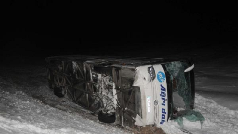 Ağrı Otobüsü Sivas’ta şarampole yuvarlandı, 33 Yolcu yaralandı