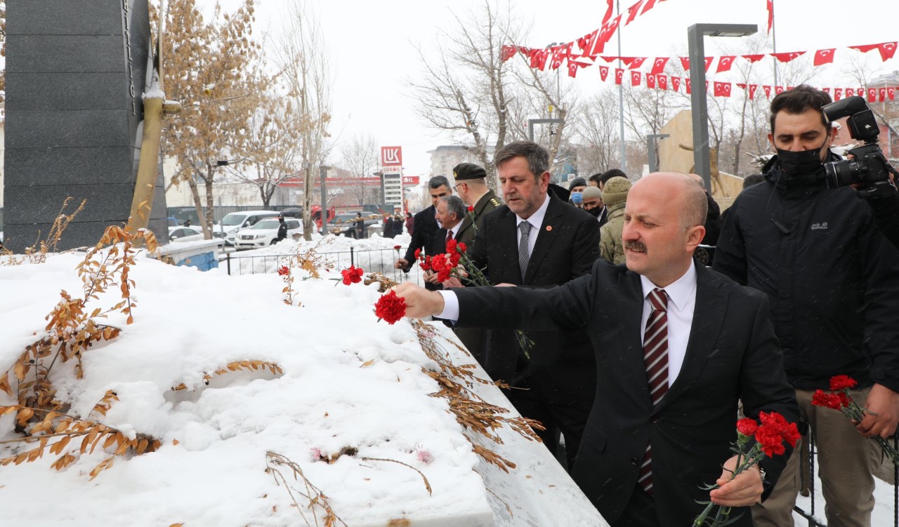 Vali Varol, 18 Mart Çanakkale Zaferi Dolayısıyla Atatürk Anıtı’na Çelenk Sundu