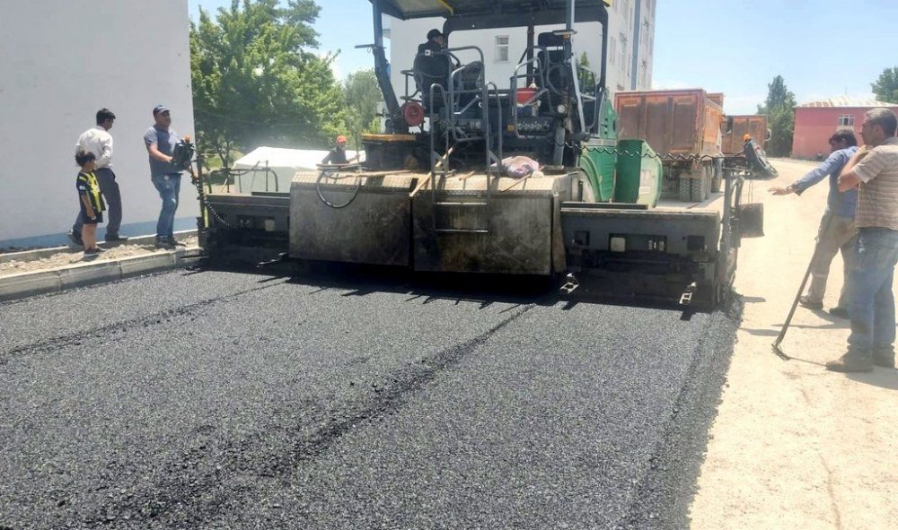 Ağrı Belediyesi asfalt serim çalışmalarını aralıksız sürdürüyor