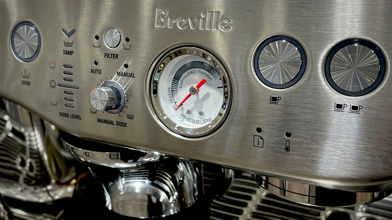 Breville kahve makinesinin çeşitli düğmeleri ve seçenekleri gösteren üst kısmı.