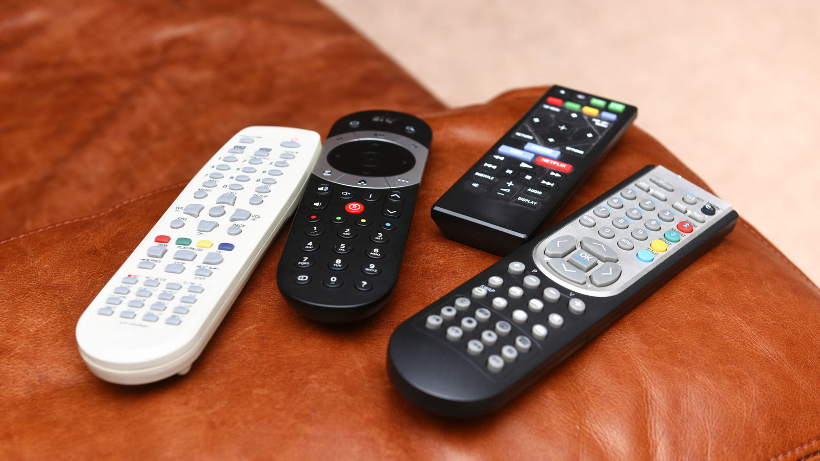 Hiç Kimse Şık Uzaktan Kumandanızın Yeniden Kullanılmış Bir CD'den Yapıldığını Tahmin Edemeyecek