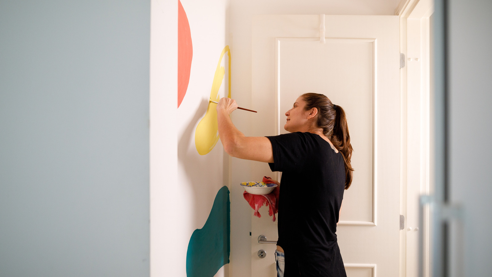 Duvarlarınıza Bir Renk Popu Katmak İçin Çerçeveli Fotoğraflarınızın Arkasında Küçük Bir Boya Kullanın