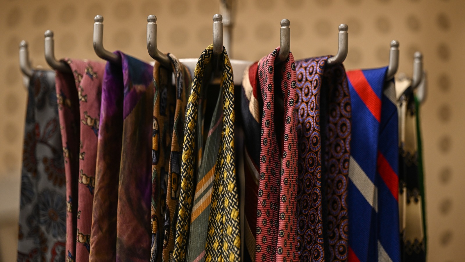 Daha Küçük Bir Mutfakta Akıllı Depolama İçin Kravat Rafı Nasıl Yeniden Kullanılır