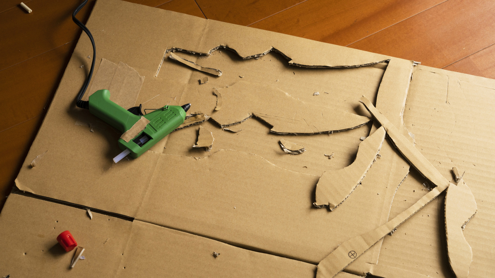 Bir Karton Kutuyu Sahte Çiçekler İçin Köpüklü Bir Kendin Yap Vazoya Dönüştürün