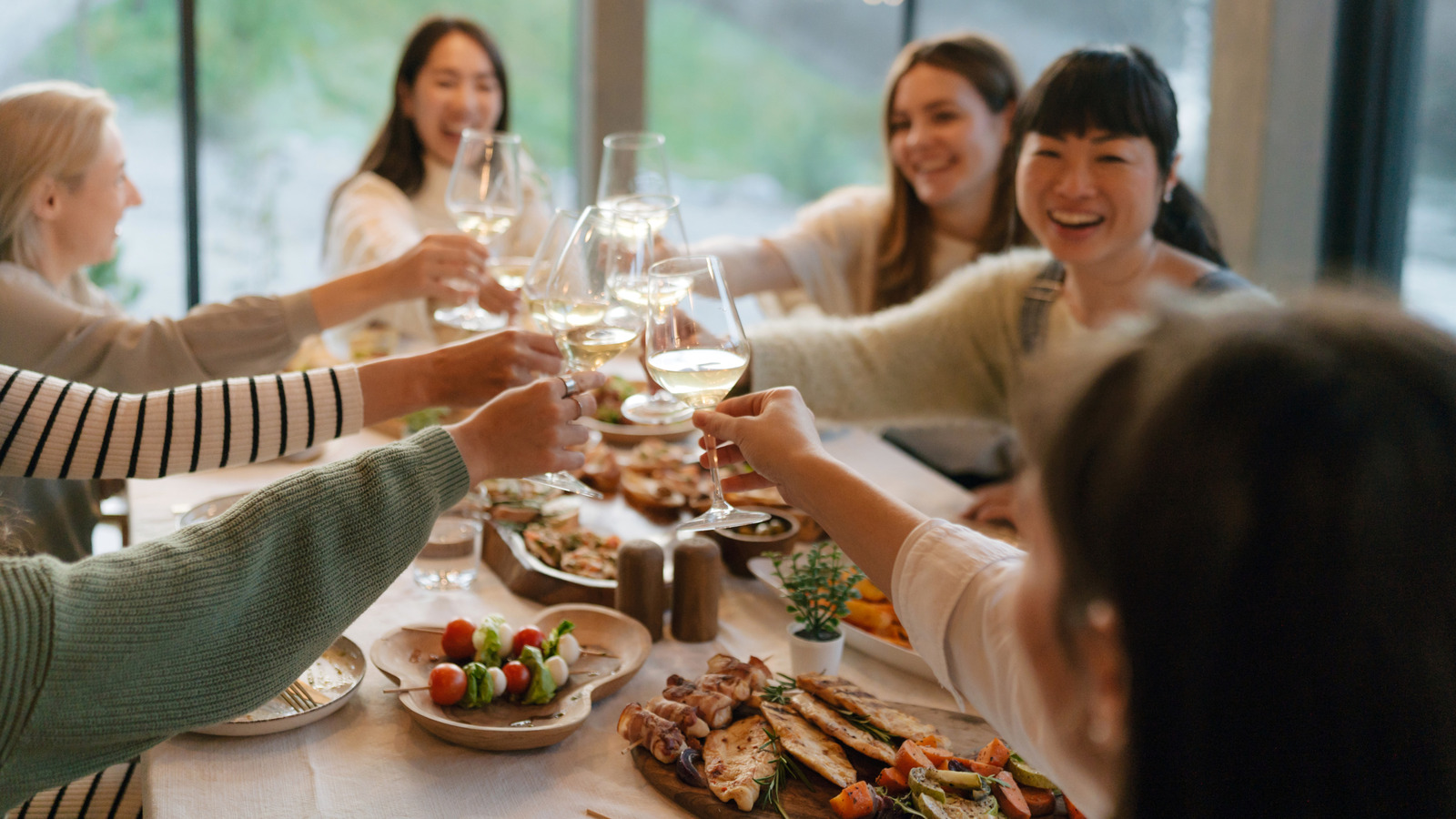 Mükemmel Dolar Ağacı Masa Düzeni ile Muhteşem Galentine Günü Brunchına Ev Sahipliği Yapın