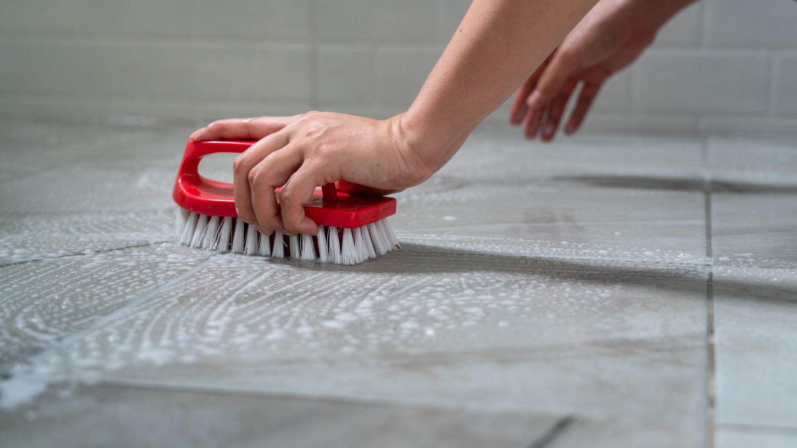 Profesyonel Bir Temizlikçinin Taş Duş Fayanslarında Asla Kullanmayacağı Temizleyici