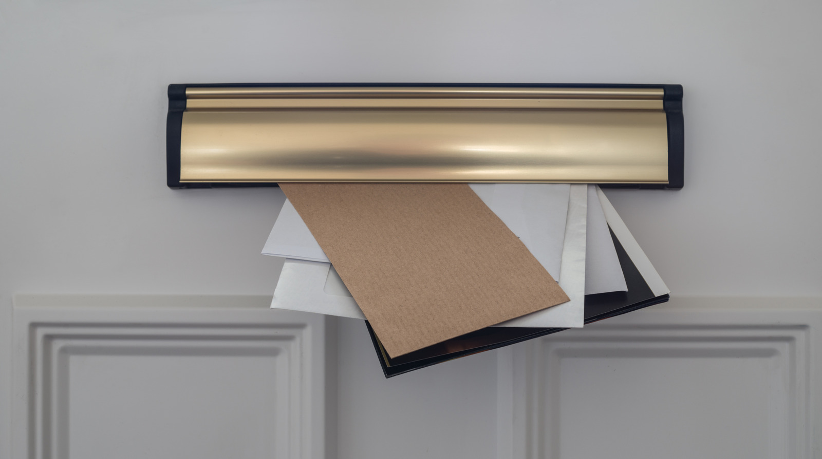 Zarfları düzgün bir şekilde saklamak için bir DIY posta organizatörüne bir tahıl kutusu yeniden yerleştirin