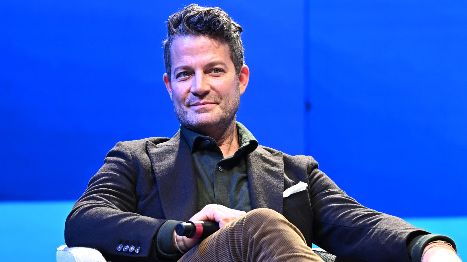 HGTV'den Nate Berkus nasıl tozlu bir armoire çarpıcı bir ıslak çubuğa dönüştürdü