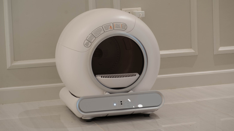 Bir evde kendi kendini temizleyen çöp kutusu