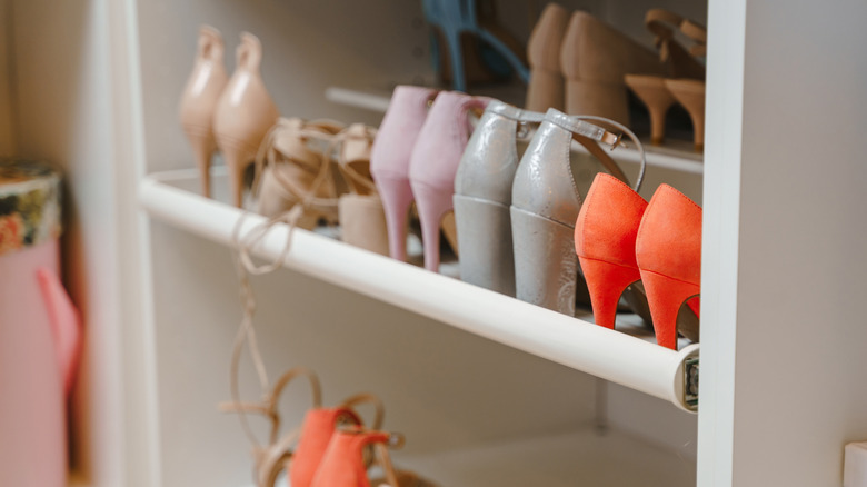 Ayakkabılar bir çubuğa düzgün bir şekilde kaplıdır