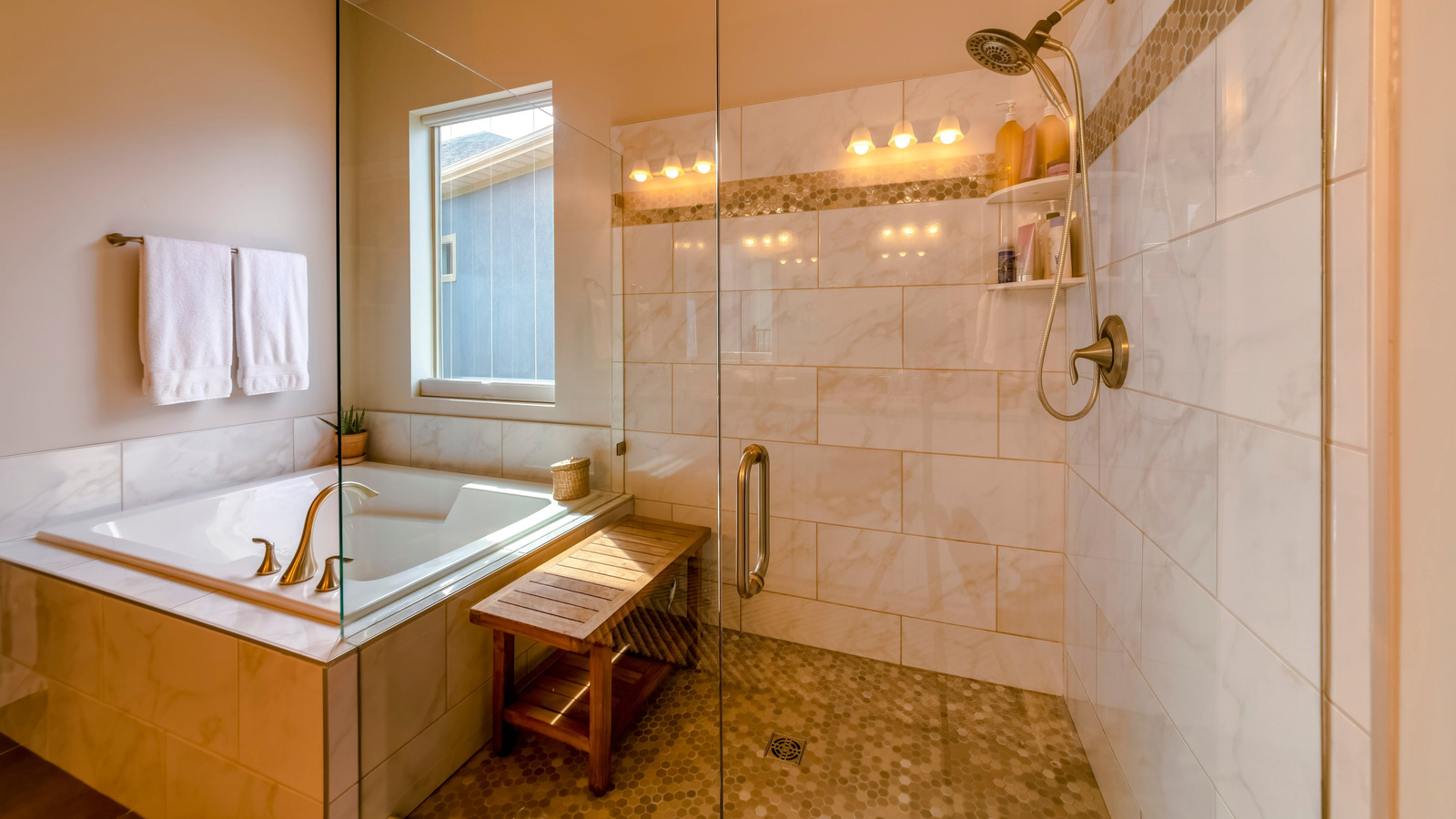 Diğer herhangi bir malzemeye bir tik duş tezgahına yatırım yapmanın faydaları