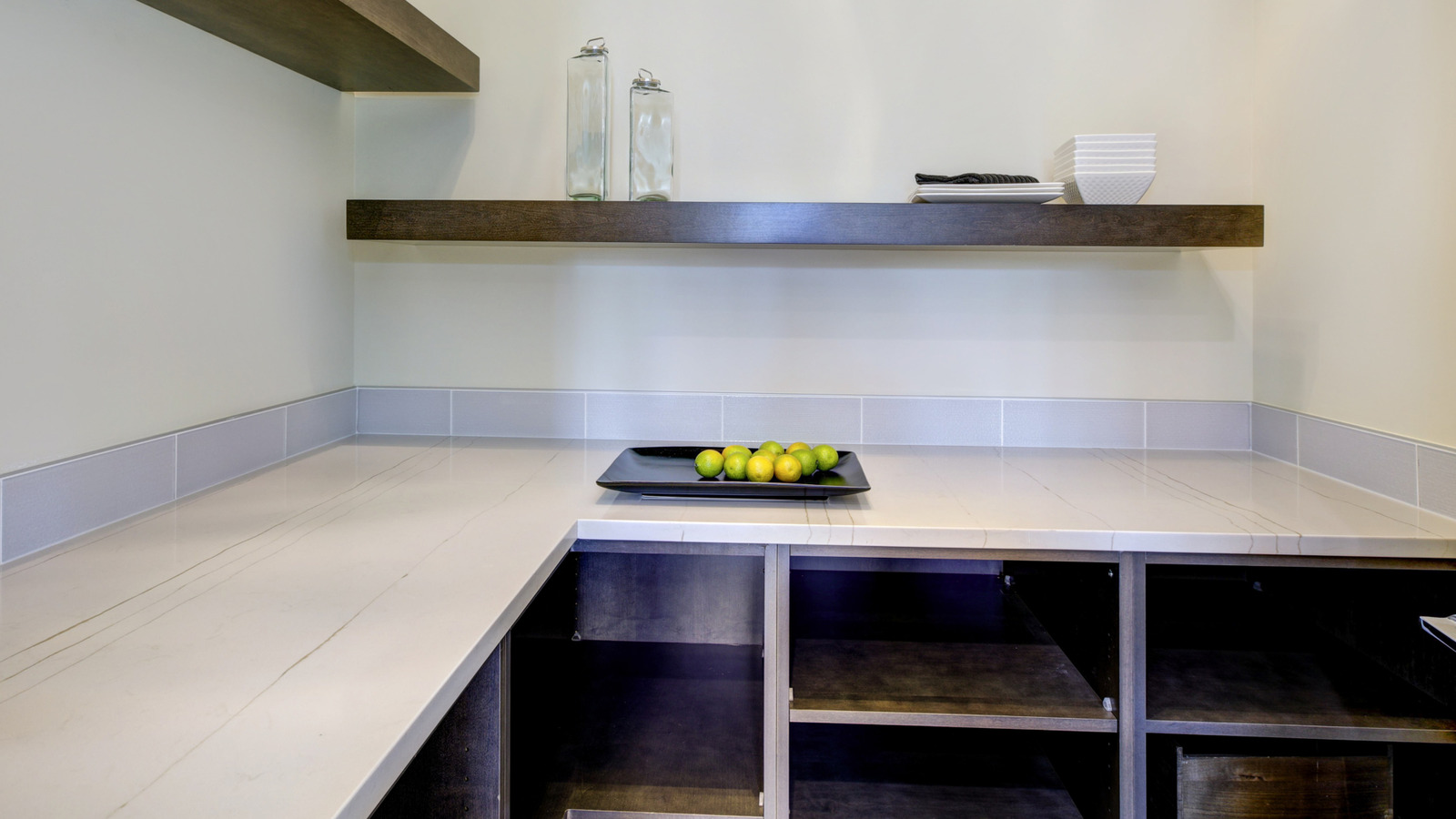 Bu basit tadilatlarla inşaatçı sınıfı kiler bir uşak kilerine dönüştürün