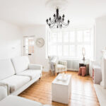 Zamansız bir oturma odası için beyaz boyaya en iyi nötr alternatifler