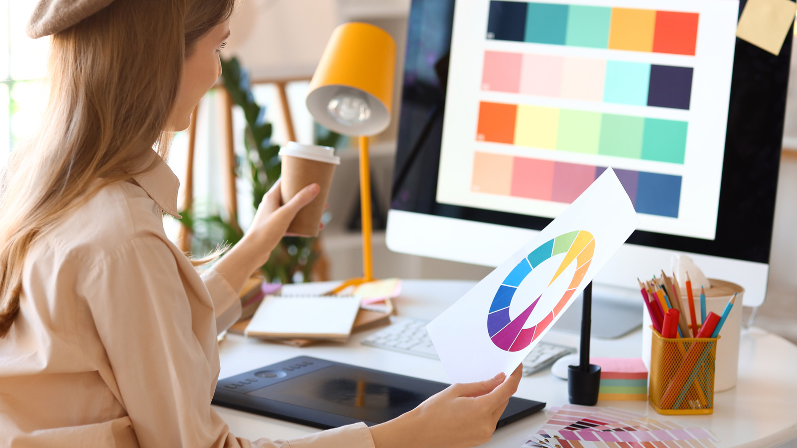 Oturma odanızı canlandırmak için 10 mücevher tonu ve pastel renk kombinasyonları