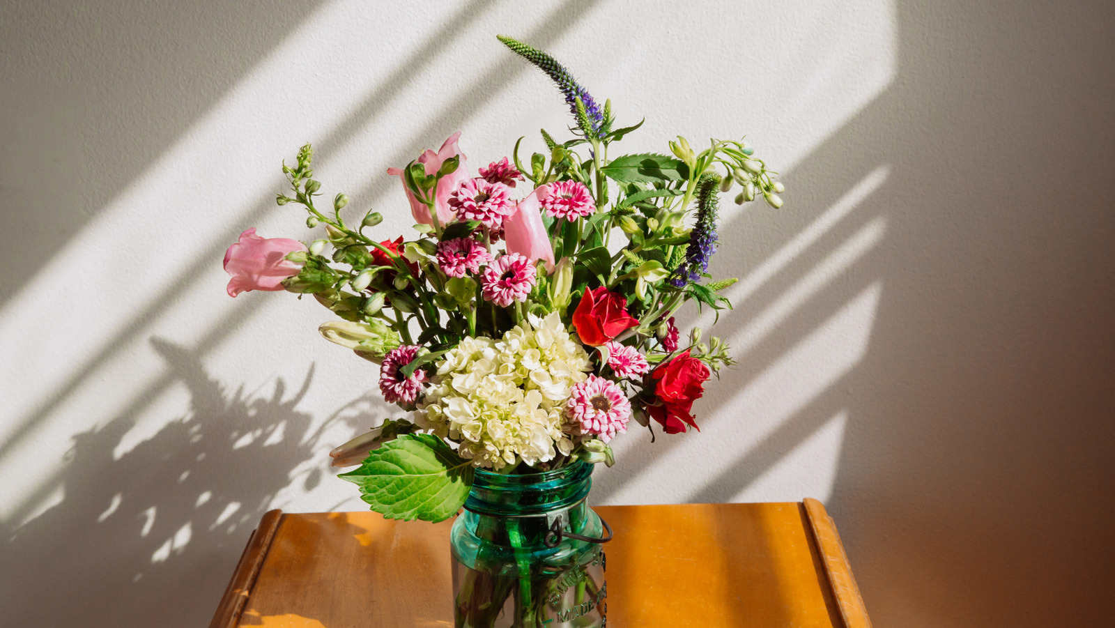 Çiçekleri anında güzel başyapıtlara dönüştüren DIY duvar vazosu