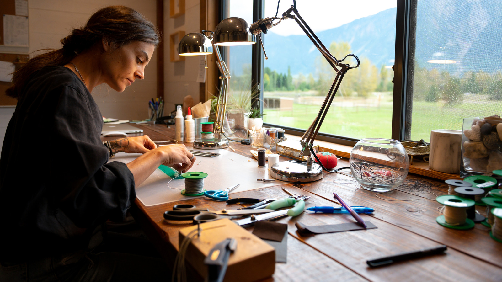 Basit bir DIY ahşap depolama sepeti hazırlayarak plastik kavanozları hazineye dönüştürün