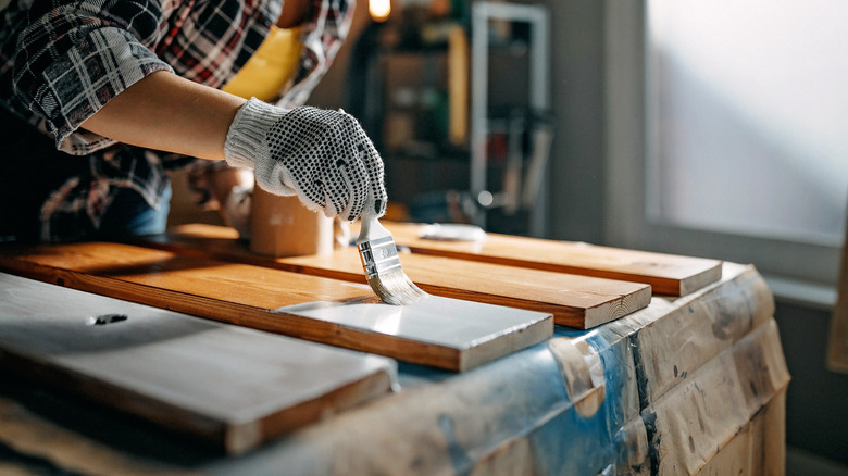 Beyaz panolar boyama bir Kafkas kadın var.