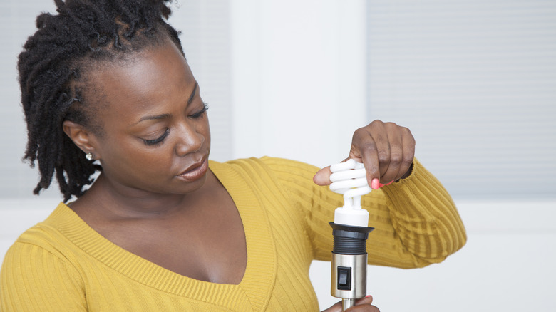 CFL ampul kullanan kişi