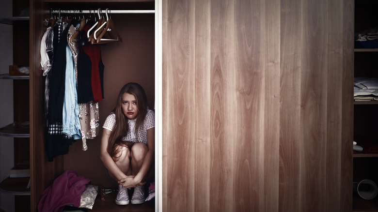 Bir dolapta saklanan genç kız