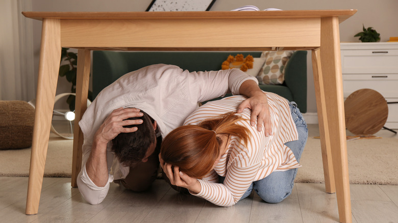 Mutfak masasının altına sığınan çift