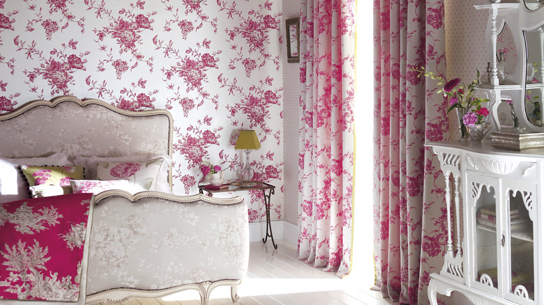 Pembe aksanlı maksimalist yatak odası