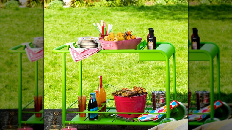 Metal arabada yiyecek ve yemekler