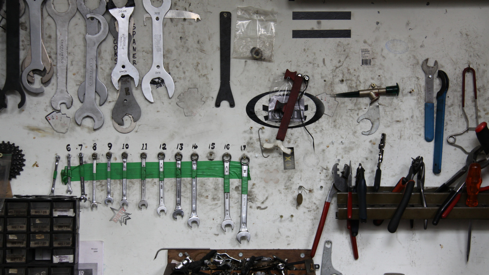 Şık manyetik bir çözümle araçlar düzenleyerek garaj alanını en üst düzeye çıkarın