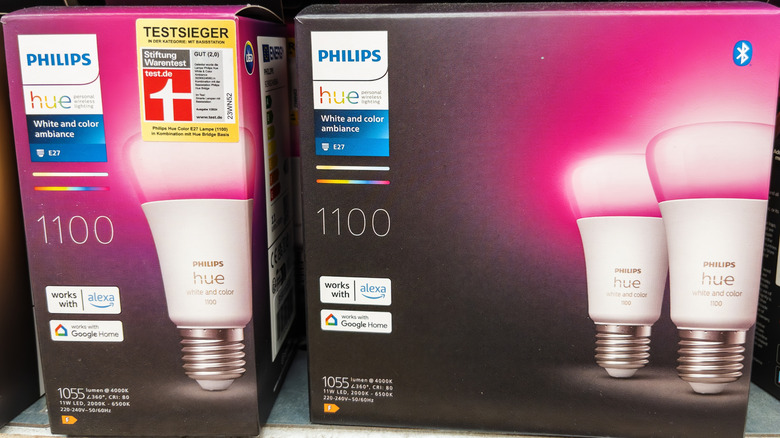 Philips kulübe beyaz ve renk ambriance kutusu bir mağaza rafında oturuyor