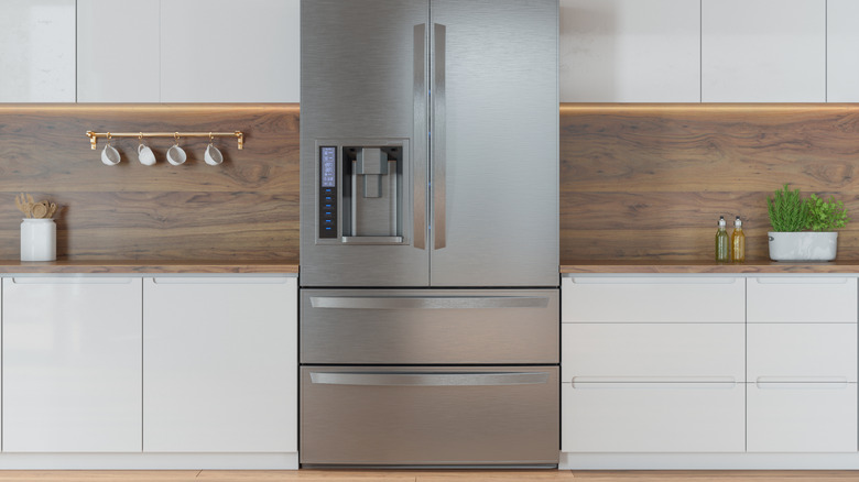 Beyaz ve ahşap mutfakta buzdolabı