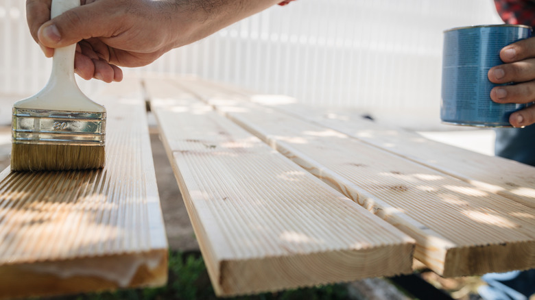 Ahşap Tahta Boyanan Kişi