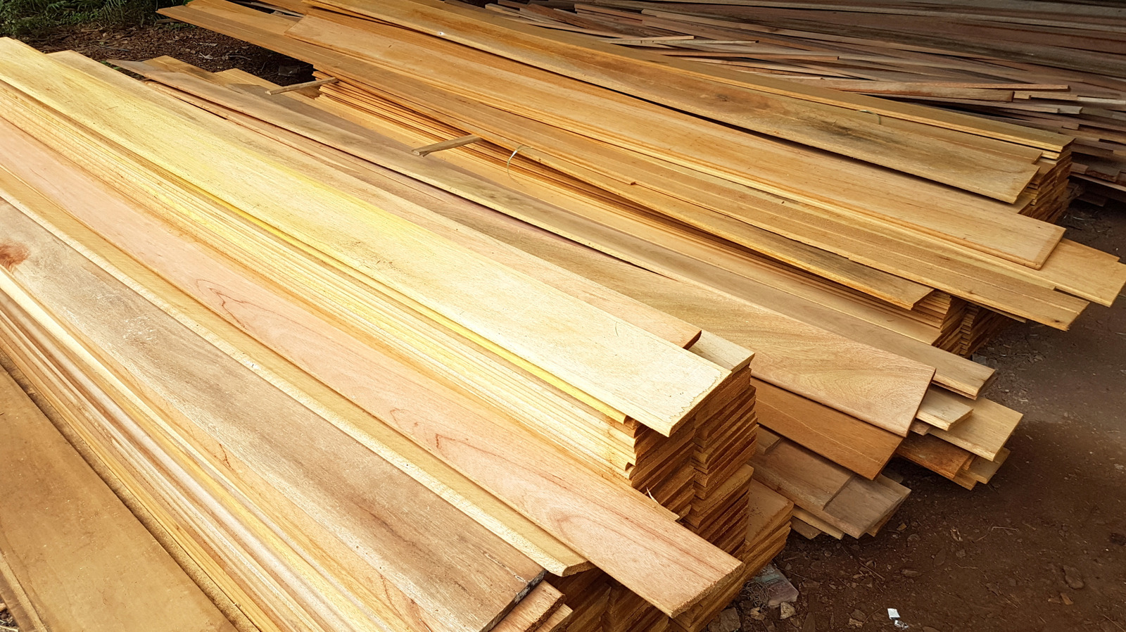 Rustik bir tasarım için çit plakaları olan bir tavanı yenileyin