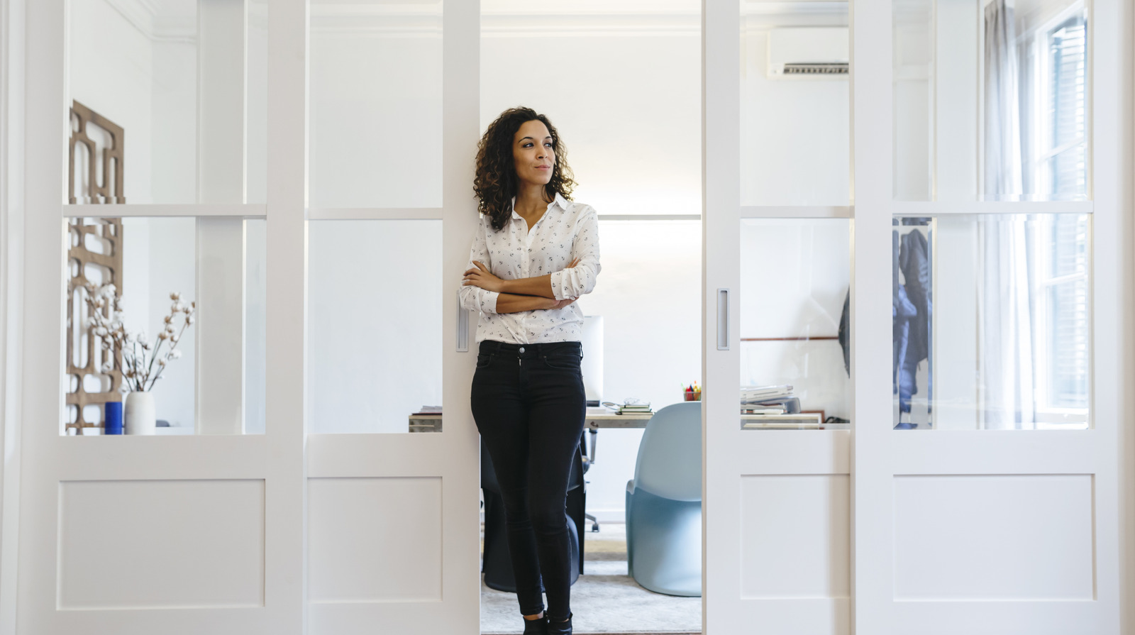 Bir alanın daha büyük ve daha iyi görünmesini sağlayan sürgülü kapı alternatifi