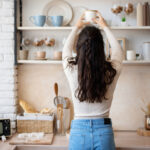 Mutfak rafı stilleri için temel dekor öğeleri