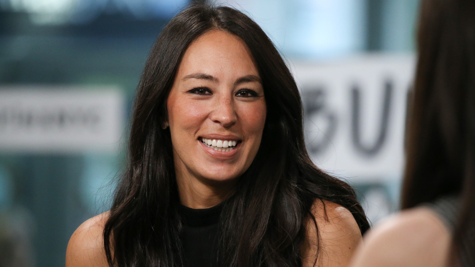 Joanna Gaines'in şık tasarım çözümü ile oturma odanıza daha fazla depolama