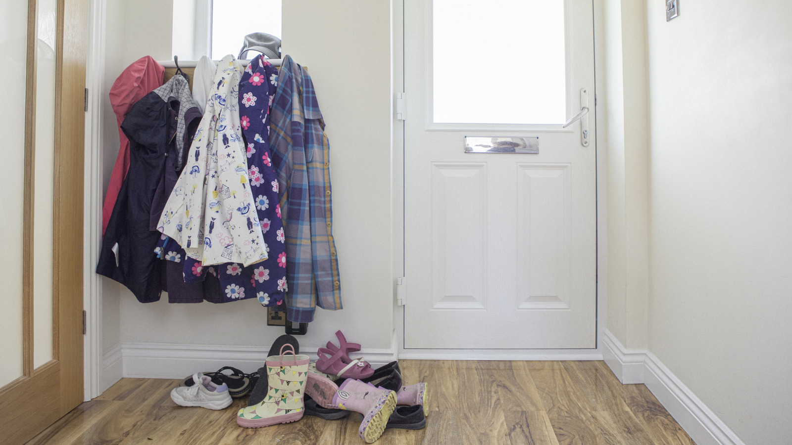 Bir giriş yolu rafı takarak dağınıklığı temizleyin