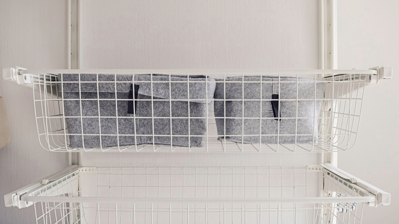 Daha küçük eşyaların boşluklardan düşmesini önlemek için kutuları olan tel çekmeceleri