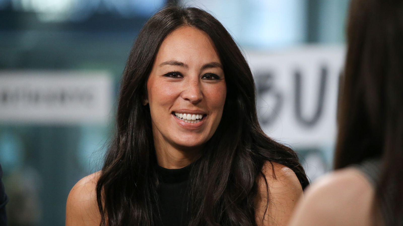 Fixer Upper'dan Joanna Gaines eski bir pencereyi bir yatak odası beyan parçasına dönüştürüyor