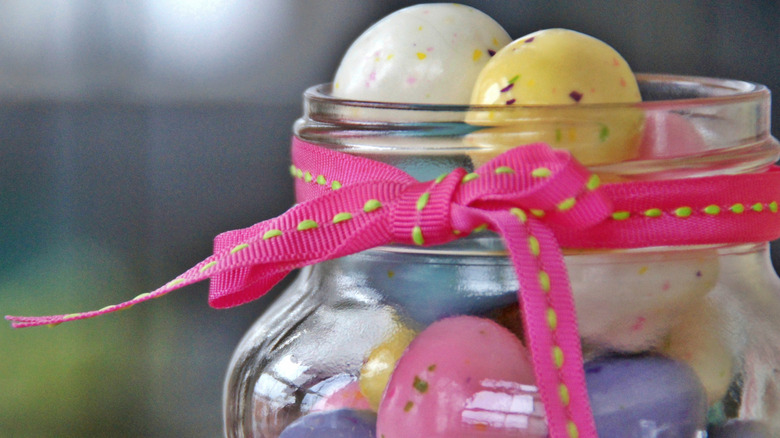 Dekorasyonlu bir Mason kavanozu Paskalya Şekeri ile taşıyor.