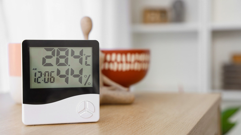 Higrometre evde nem seviyeleri gösterir