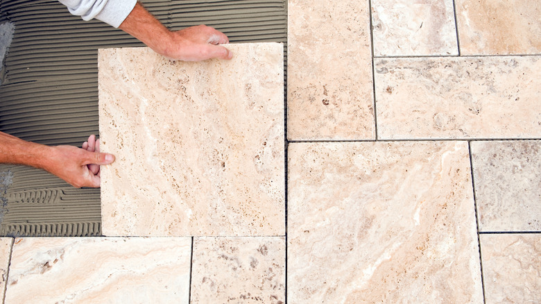 Doğal taş karoları kuran kişi