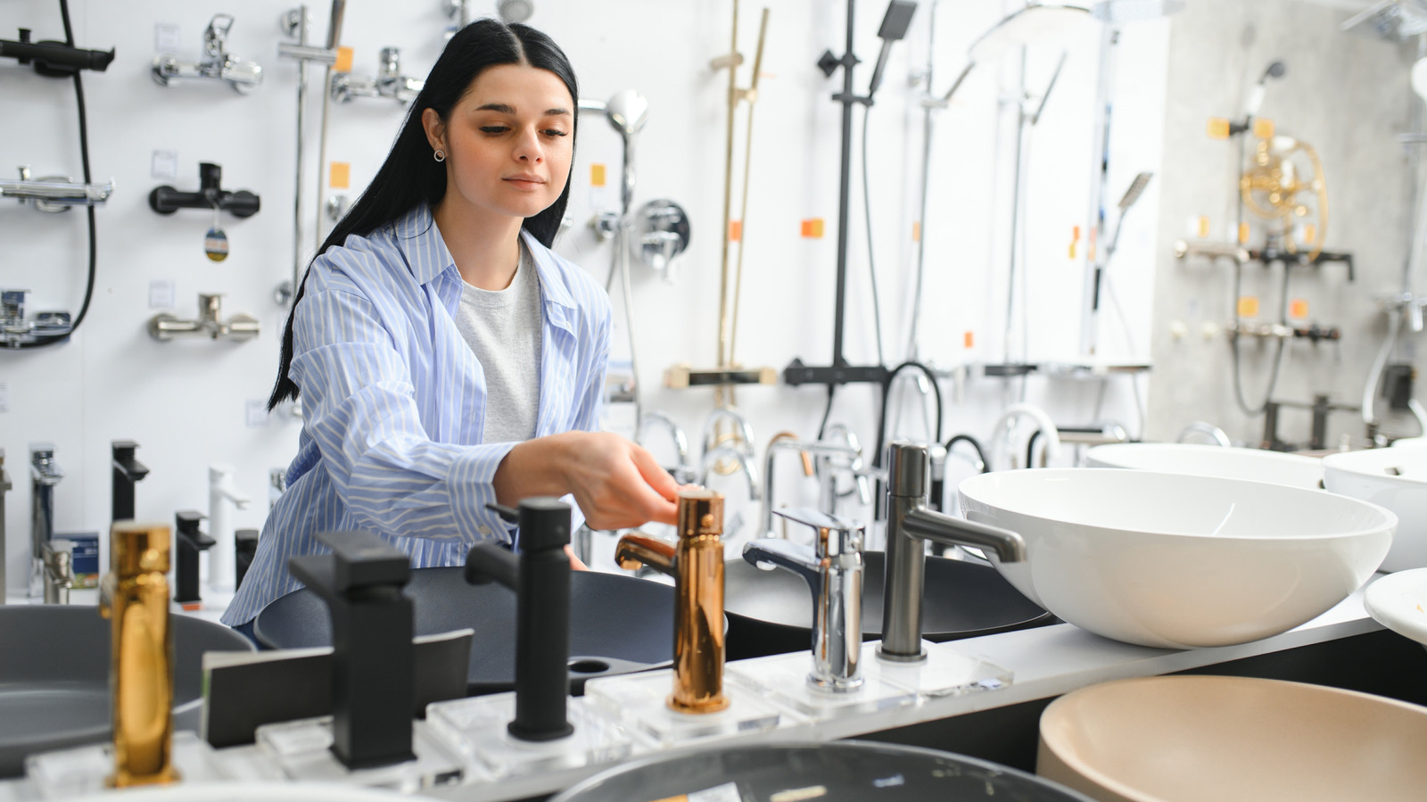 Her ne pahasına olursa olsun kaçınmanız gereken bir zamanlar popüler musluk rengi (artı trend seçenekleri)