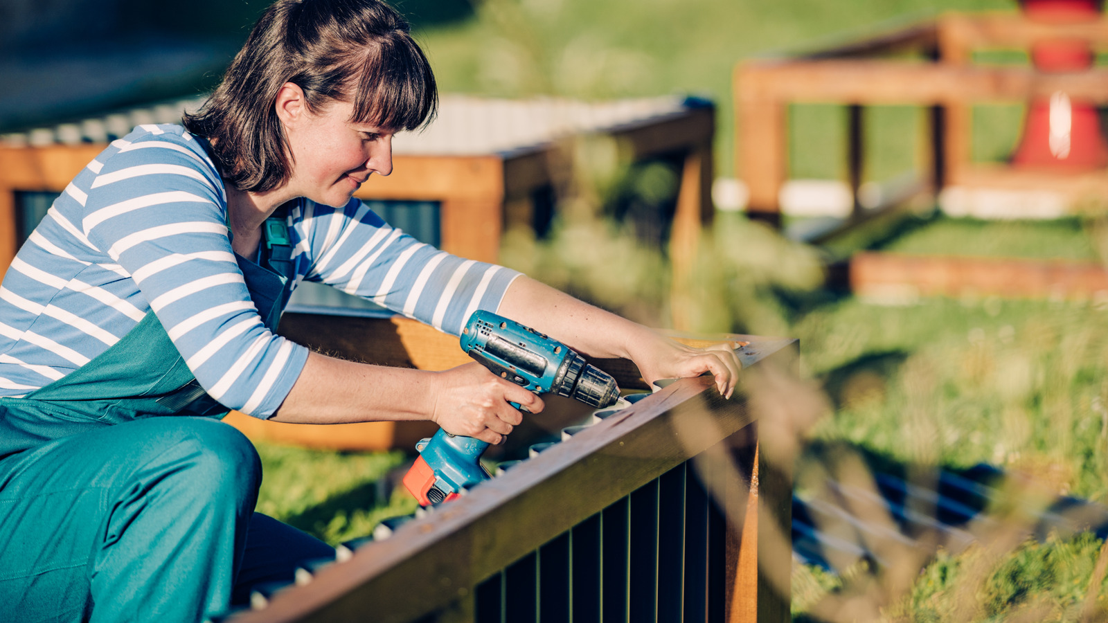 Bütçeye lüks bir görünüm için süslü bir demir çit
