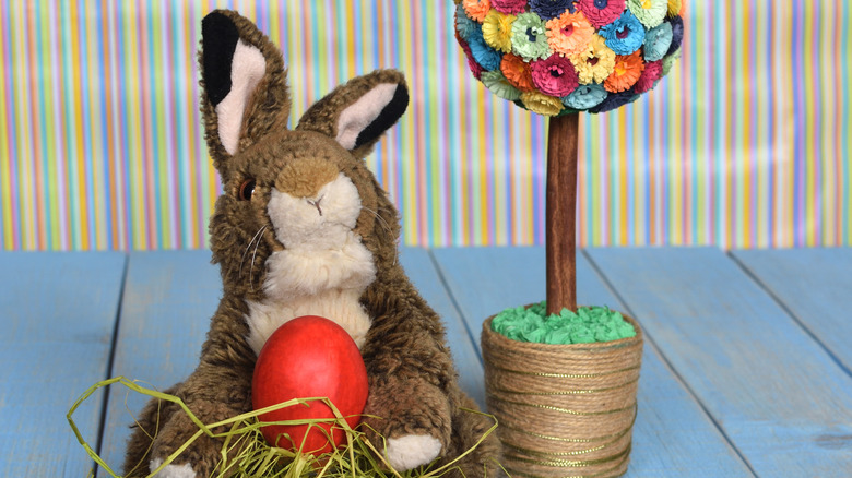 Doldurulmuş tavşan ve Paskalya dekorasyonları