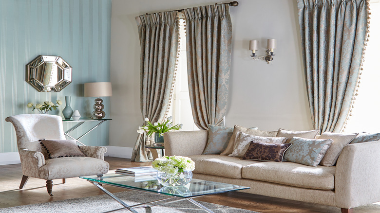 Gümüş perdeli beyaz oda.