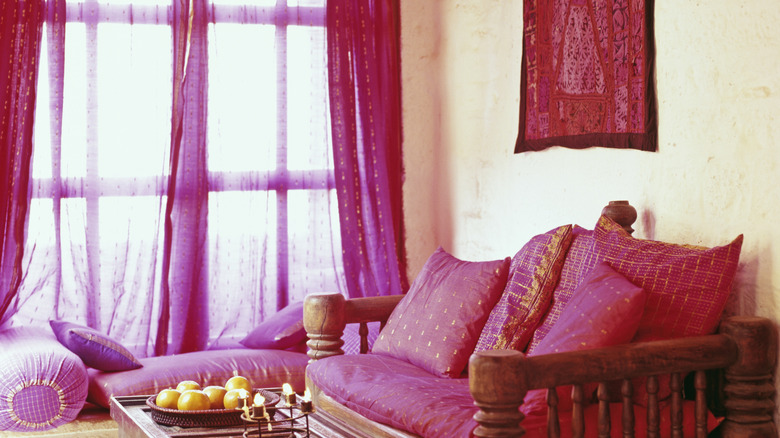 Beyaz odada şeffaf perdeler.