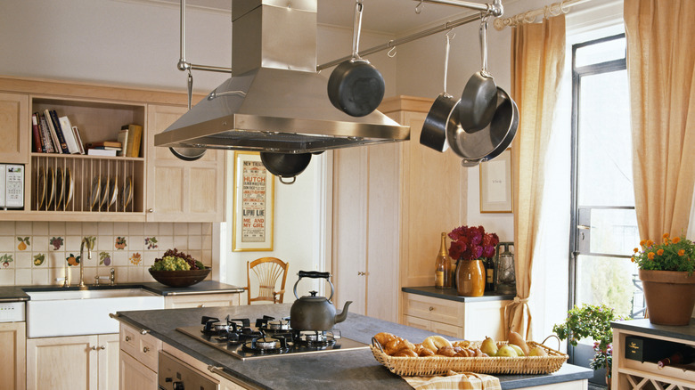 Şeftali perdeleri ile beyaz mutfak.