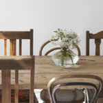 Basit, modern bir görünüm için mükemmel olan güzel ahşap mobilya trendi