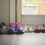 Funky ayakkabı kokularını önlemek için yeniden kullanmanız gereken ortak ev atışı